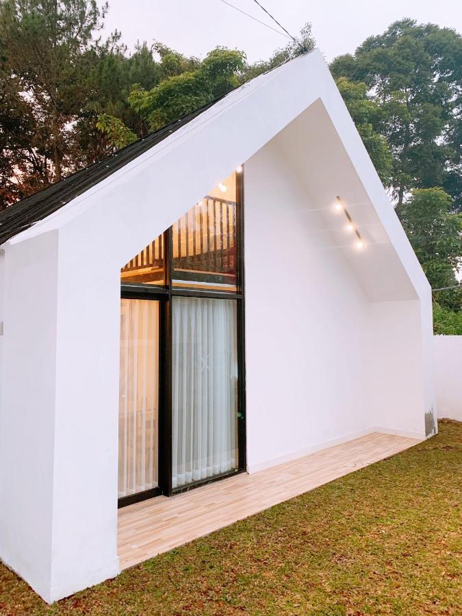 Casa De Gaudi Lembang Villa Exterior photo