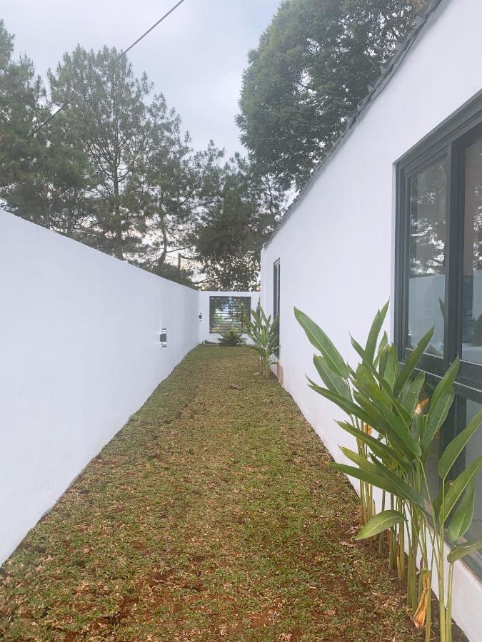 Casa De Gaudi Lembang Villa Exterior photo
